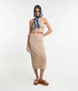 Pollera midi color beige, confeccionada en tejido de punto con cintura elástica y detalle calado en el ruedo.