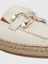 Sandalia mule color blanco con aplique metálico dorado y suela de yute.
