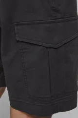 Short cargo negro de Jack & Jones, corte regular, con bolsillos laterales y cierre con cremallera.