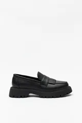 Mocasines negros de símil cuero con plataforma chunky de 4cm y detalle de flecos. 