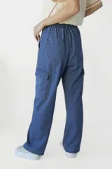 Pantalón de denim celeste, de corte recto y tiro alto, con bolsillos laterales y traseros.