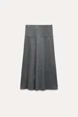 Falda midi gris de tiro alto con cintura elástica y corte evasé.