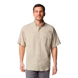 Camisa de manga corta color beige, marca Columbia, modelo Tamiami II. Confeccionada en tejido ripstop de poliéster con protección solar UPF 40, tecnología Omni-Wick de evaporación avanzada y tratamiento antimicrobiano. Cuenta con ventilación de malla en la espalda y dos bolsillos frontales con cierre de botón.