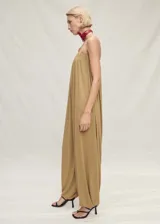 Mono largo color ocre, de corte recto y palabra de honor. Presenta detalle fruncido en el escote y bajo abullonado.