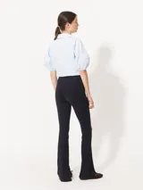 Pantalón negro de punto liso, con cintura elastizada y tajos laterales en el ruedo.