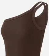 Blusa de rib color marrón, con escote asimétrico de un solo hombro y doble asa.