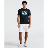 Remera de hombre azul marino de corte clásico, con cuello redondo y mangas cortas. Presenta un estampado rectangular con bloques de color naranja, celeste y blanco, con el texto "Original Penguin" y el logo del pingüino.