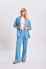 Camisa de manga corta con diseño a rayas verticales en azul, celeste y amarillo.