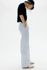 Pantalón de popelina de algodón a rayas celestes y blancas, con cintura elástica, cordón ajustable y bolsillos al bies.