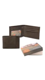 Billetera marrón de cuero con triple pespunte. Interior con doble compartimento para billetes, visor, tarjeteros y bolsillos.