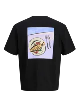 Camiseta negra de manga corta y cuello redondo con calce holgado. Estampa trasera con impresión en goma de un plato de comida con pescado, tomate y cubiertos.