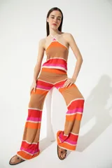 Top tejido con breteles finos que se atan al cuello, con diseño a rayas horizontales en tonos marrón, naranja, rosa y beige.
