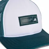 Gorro Adidas Snap Truck con visera curva, paneles frontales blancos, paneles traseros de malla verde y logo bordado en el frente.