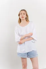 Blusa blanca de lino con mangas 3/4 y escote redondo.