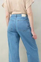 Pantalón de jean celeste de tiro alto y corte ancho.