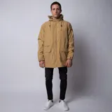 Campera parka color beige con capucha con borde de piel sintética, cierre frontal con botones a presión, múltiples bolsillos y corte recto.