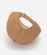 Gorra color marrón claro de sarga con asa curva, ajuste trasero y bordado de un sol amarillo en el frente.