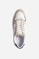 Zapatillas urbanas de cuero color blanco y beige con detalles en azul marino.