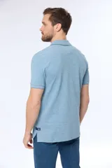 Remera polo lisa en oxford piqué color crema, con cuello en rib y botones personalizados.