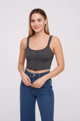 Top gris oscuro de viscosa, corte crop y breteles anchos.