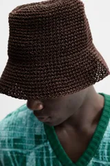 Sombrero tipo bucket tejido a crochet color marrón oscuro.