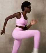 Calza deportiva color lila, confeccionada en microfibra, con cintura elástica contrastante con la inscripción "Keep Moving".