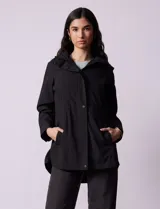 Campera impermeable negra marca Gallery, con abertura central con cierre oculto y botones a presión. Tiene bolsillos delanteros y capucha plegable en el cuello. El ruedo trasero tiene apliques de botones.