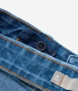 Pantalón de jean azul de corte recto, con bolsillos y trabillas en la cintura. Confeccionado con elastano y cierre frontal con botón y cremallera.