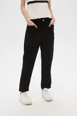 Pantalon negro de corte slouchy y tiro alto, con cintura elástica, bolsillos laterales y ruedo con dobladillo.