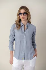 Camisa de manga larga color mostaza, confeccionada en lino.