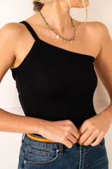 Top negro de viscosa y elastano, con un solo tirante y corte ajustado al cuerpo.