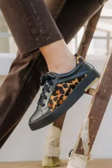 Zapatillas deportivas acordonadas, 100% cuero vacuno, tanto en su exterior como en su interior. Suela de goma de excelente calidad.