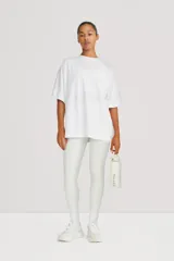 Remerón blanco de manga corta con detalle de recorte en la espalda.