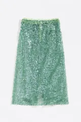 Falda midi de lentejuelas color verde, de corte recto con cierre invisible en la parte trasera.