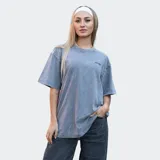 Remera gris de algodón con cuello redondo y mangas cortas.