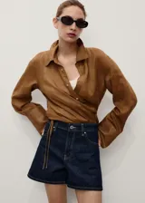 Short de jean de tiro alto color azul oscuro.