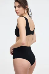 Conjunto de bikini verde esmeralda con corpiño deportivo de breteles anchos y bombacha de tiro alto.