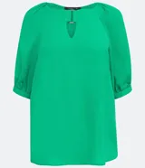 Blusa verde de crepé con cuello redondo, manga corta abullonada y abertura en forma de gota en el escote.