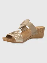 Sandalia Hush Puppies Bax III color negro con plataforma de cuña y ajuste con velcro.