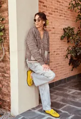 Alpargatas tipo mocasín de gamuza color amarillo mostaza, con detalle de flecos en la capellada.