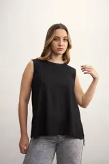 Blusa sin mangas color negro, con cuello redondo y corte holgado.
