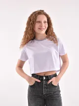 Remera corta blanca con cuello redondo y ribete gris.