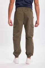 Pantalón cargo jogger verde militar con bolsillos laterales y tobillos ajustados.