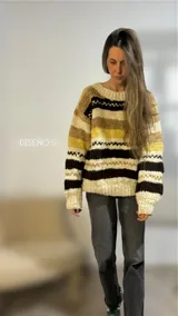 Sweater de lana merino con cuello redondo y diseño con motivos geométricos en tonos azul, marrón, naranja, verde y beige.