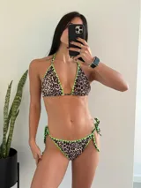 Conjunto de bikini animal print con ribetes en color verde neón.