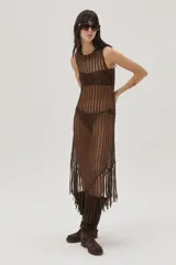 Vestido largo marrón tejido con flecos en el bajo.