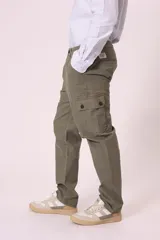Pantalón cargo color beige con bolsillos laterales con solapa y cierre de botón a presión.