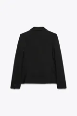 Blazer negra de corte clásico, con cuello solapa, manga larga, bolsillos frontales con solapa y cierre frontal con un botón.