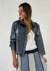 Campera de jean con lurex, de corte clásico con dos bolsillos en el pecho y cierre frontal.