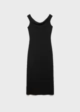 Vestido midi negro con textura, cuello barco y hombros descubiertos. Diseño entallado y manga corta. Abertura posterior en el bajo.